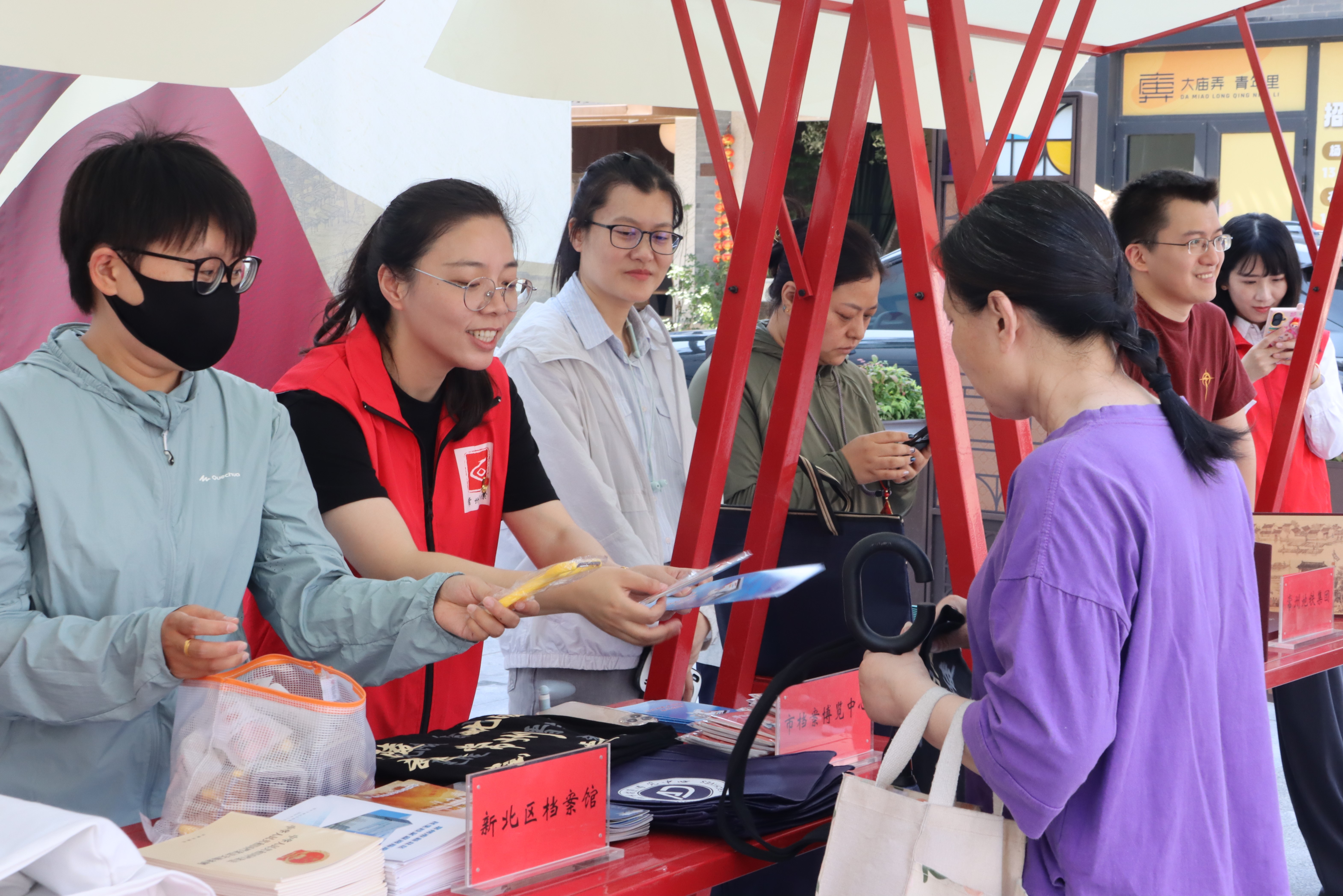 【第18个国际档案日系列活动】档案走进老城厢  服务市民零距离——常州开展“请听档案说”国际档案日主题宣传活动